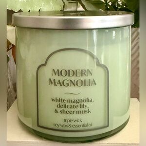 🆕🕯️ DISTANT LANDS “MODERN MAGNOLIA” 3-WICK SOY WAX & ESSENTIAL OIL CANDLE. NEW